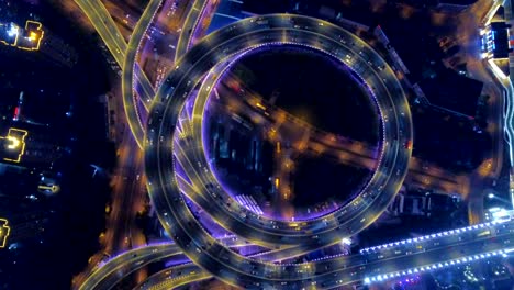vista aérea de la rotonda del puente nanpu, centro de shanghai, china. distrito financiero y centros comerciales en la ciudad inteligente de asia. vista superior de rascacielos y edificios de gran altura por la noche.