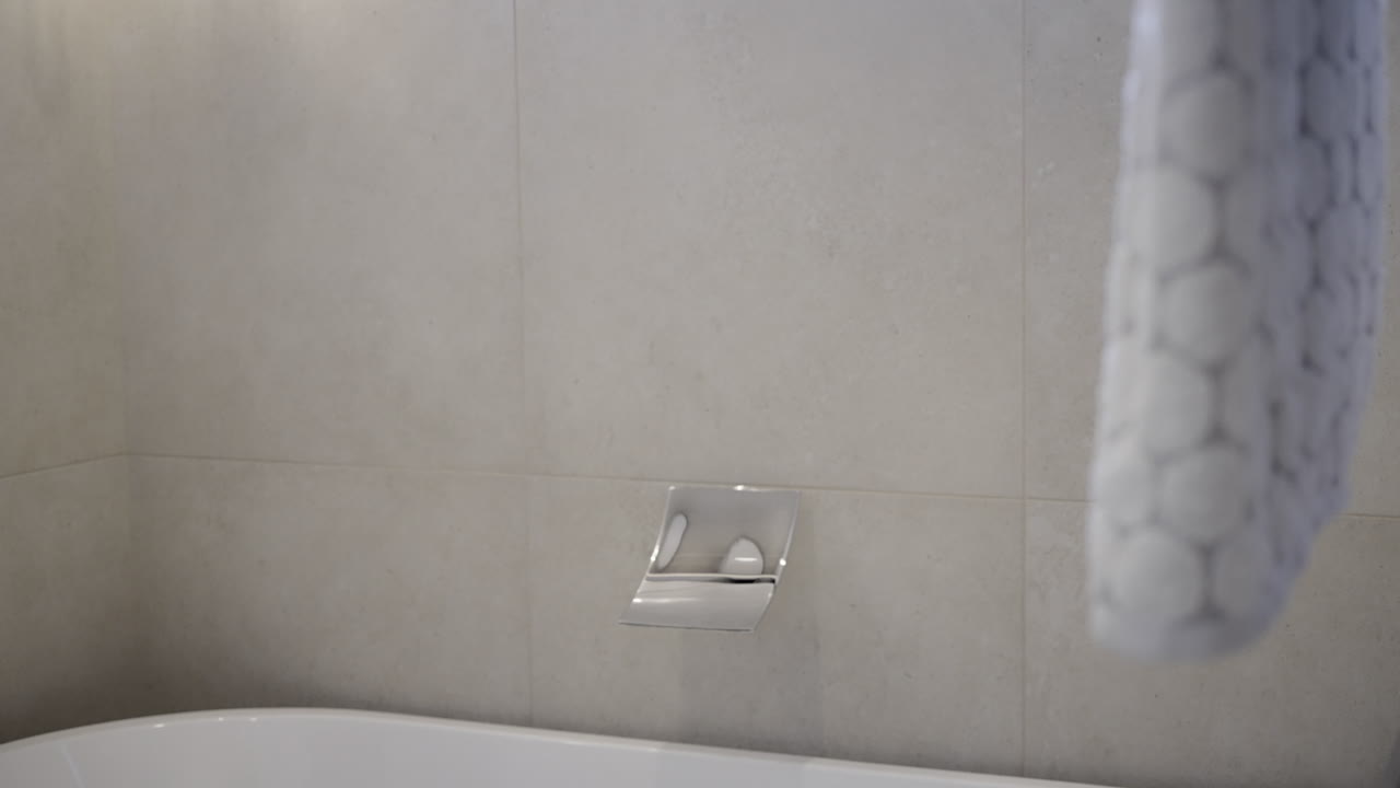 lujoso baño con azulejos bañera independiente tocador de madera accesorios plateados detalle de toalla