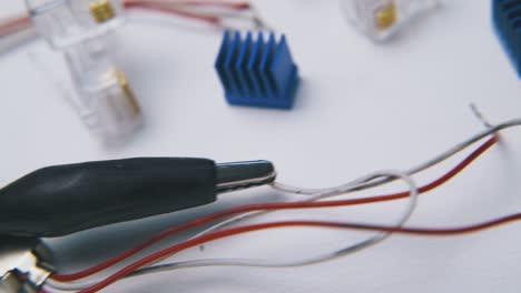 movimiento a lo largo de cables y pinzas de cocodrilo sobre fondo blanco