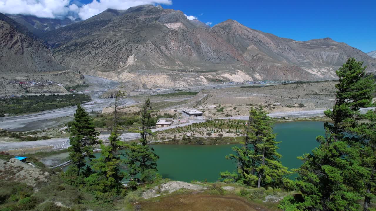 el lago dhumba con la majestuosa cordillera nilgiri en el fondo cerca de jomsom, nepal
