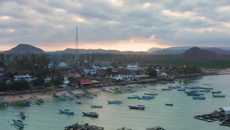 Sonnenuntergang-An-Der-Bucht-Des-Fischerdorfes-Gerupuk,-Lombok