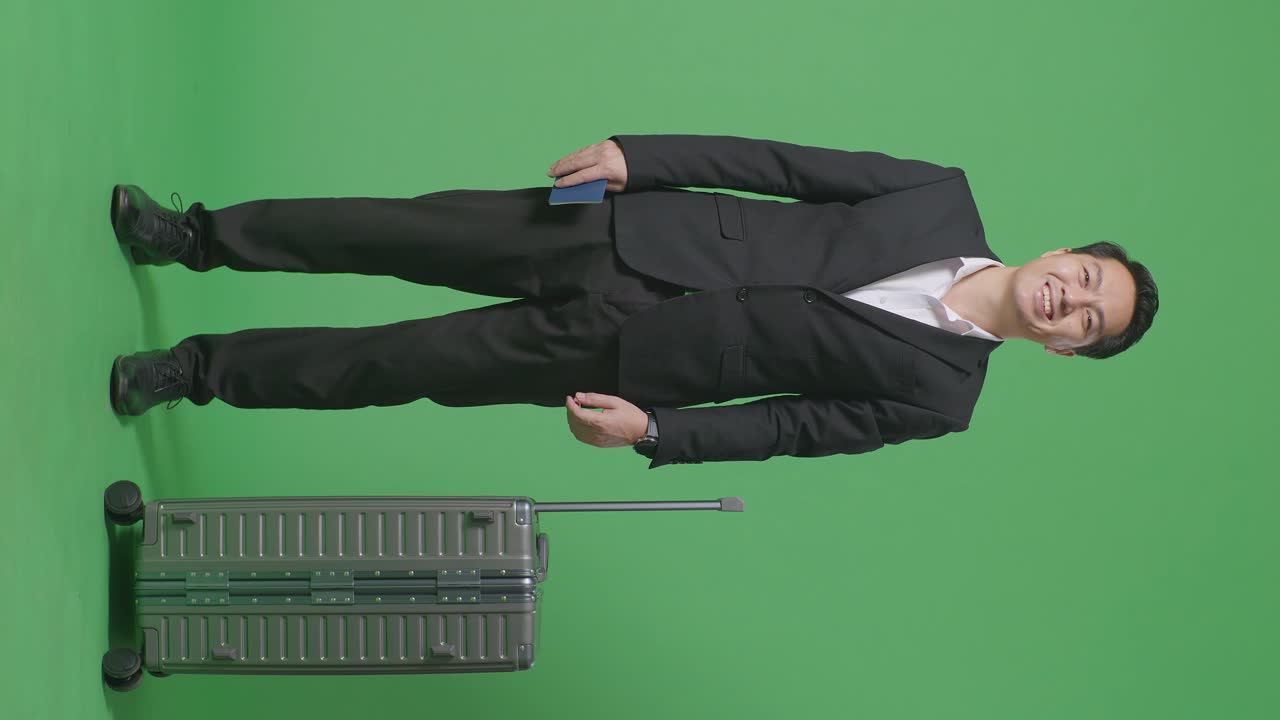 여행 을 위해 준비 된 짐 을 들고 있는 사업가