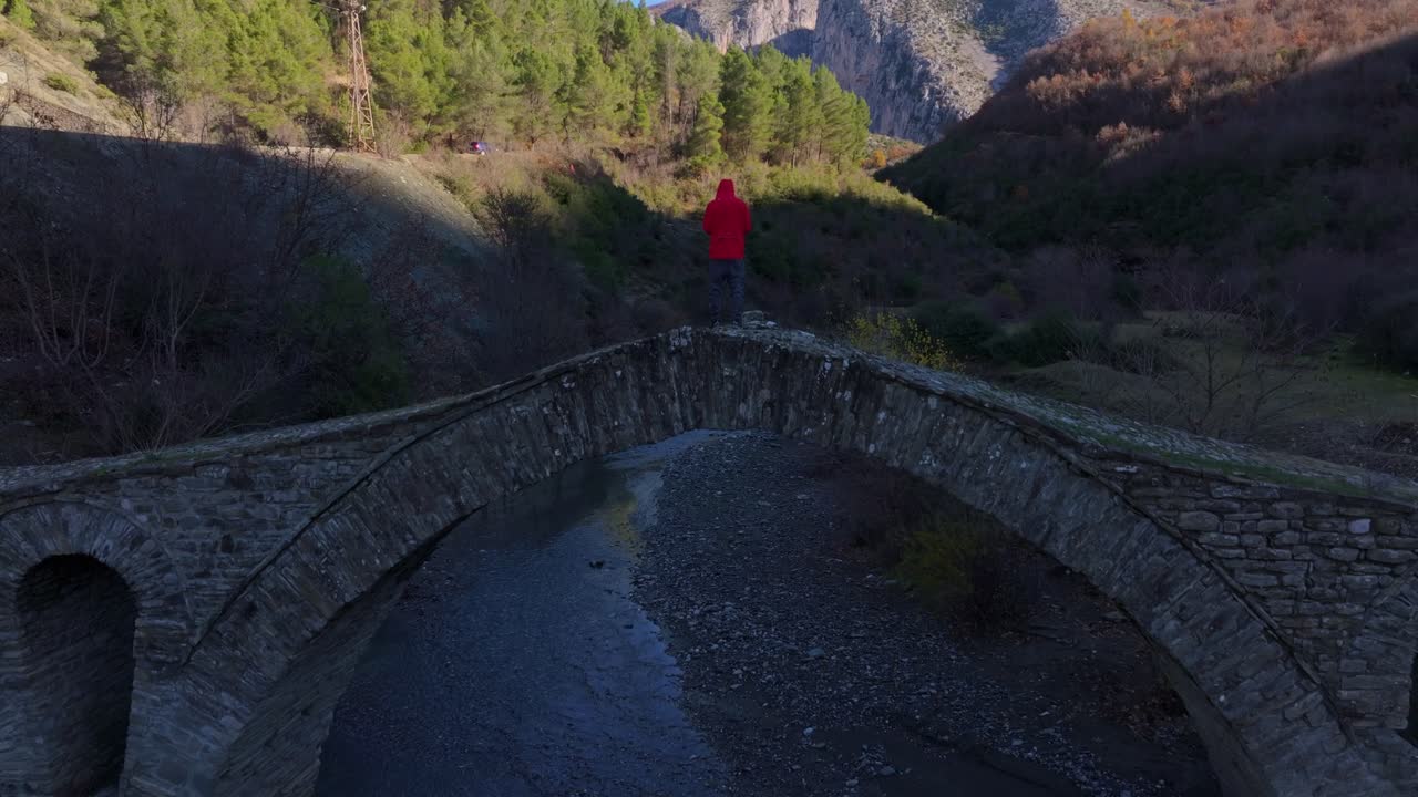 Kristal berraklığındaki suların üzerinden kemerlenen Ura e Kasabashit'in havadan görüntüsü.