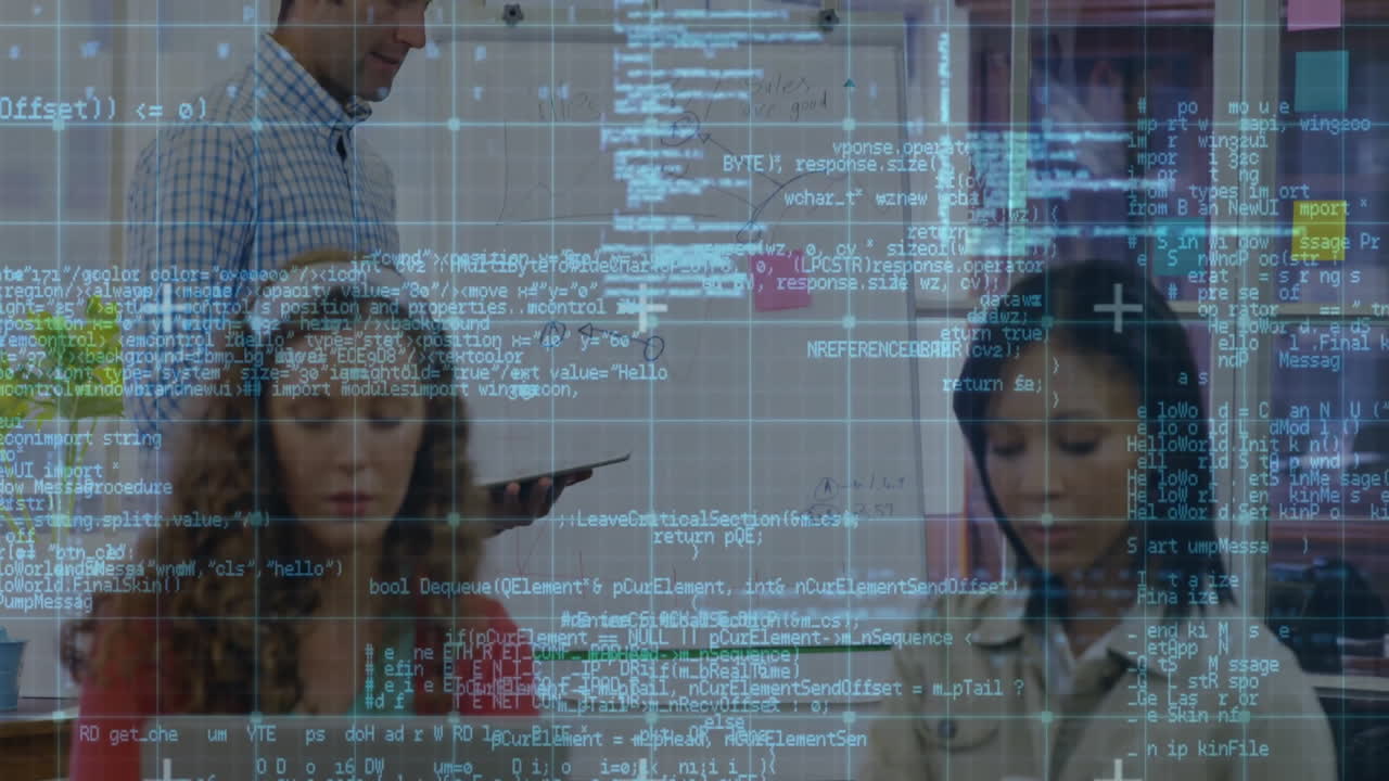 animación de código de programación sobre diversas personas que trabajan en un entorno de oficina