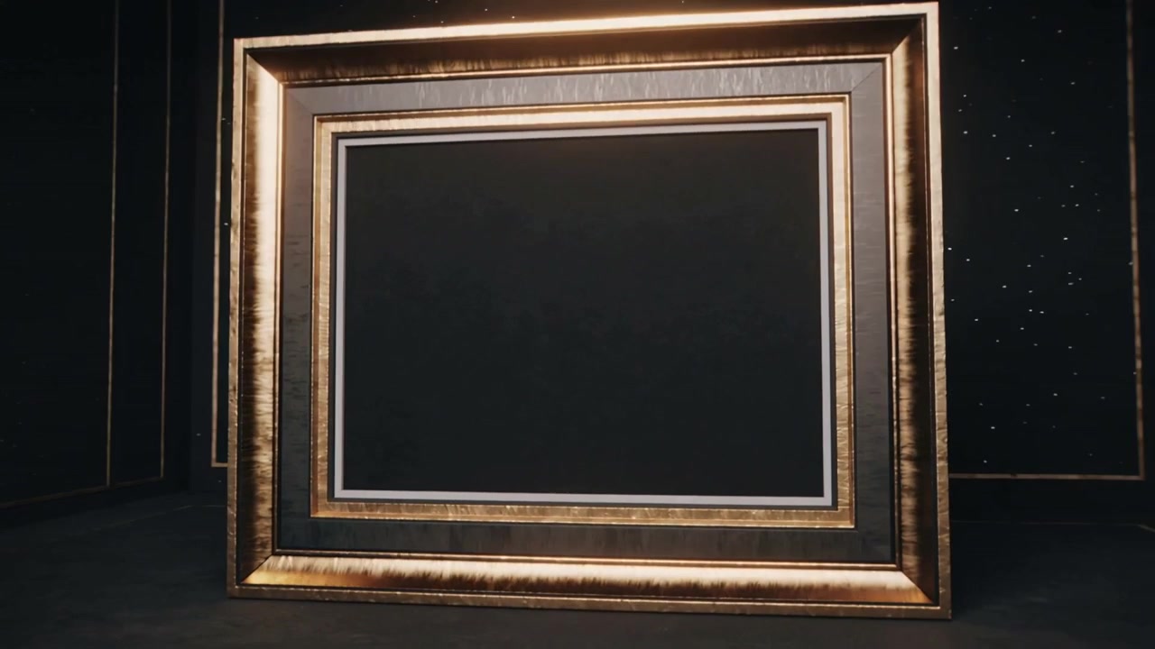 Panoramatická kamera odhaluje zlacený rám uprostřed galerie, který odkrývá prázdné černé plátno osvětlené světlem.
