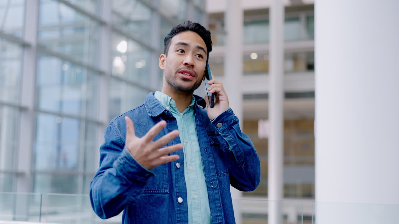 남자, 전화 통화와 건물에서 이야기