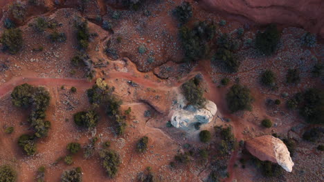 Hiking-trail-through-sandstone,-hoodoos,-sedimentary-pipes-in-Kodachrome-Basin