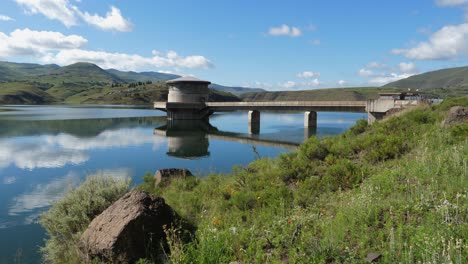 proyecto de agua de las tierras altas de lesotho: toma de agua en la presa hidroeléctrica de katse