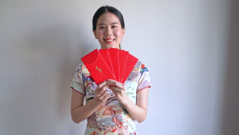 beautiful-Asian-woman-wear-Chinese-traditional-dress-with-red-envelope-or-red-packet