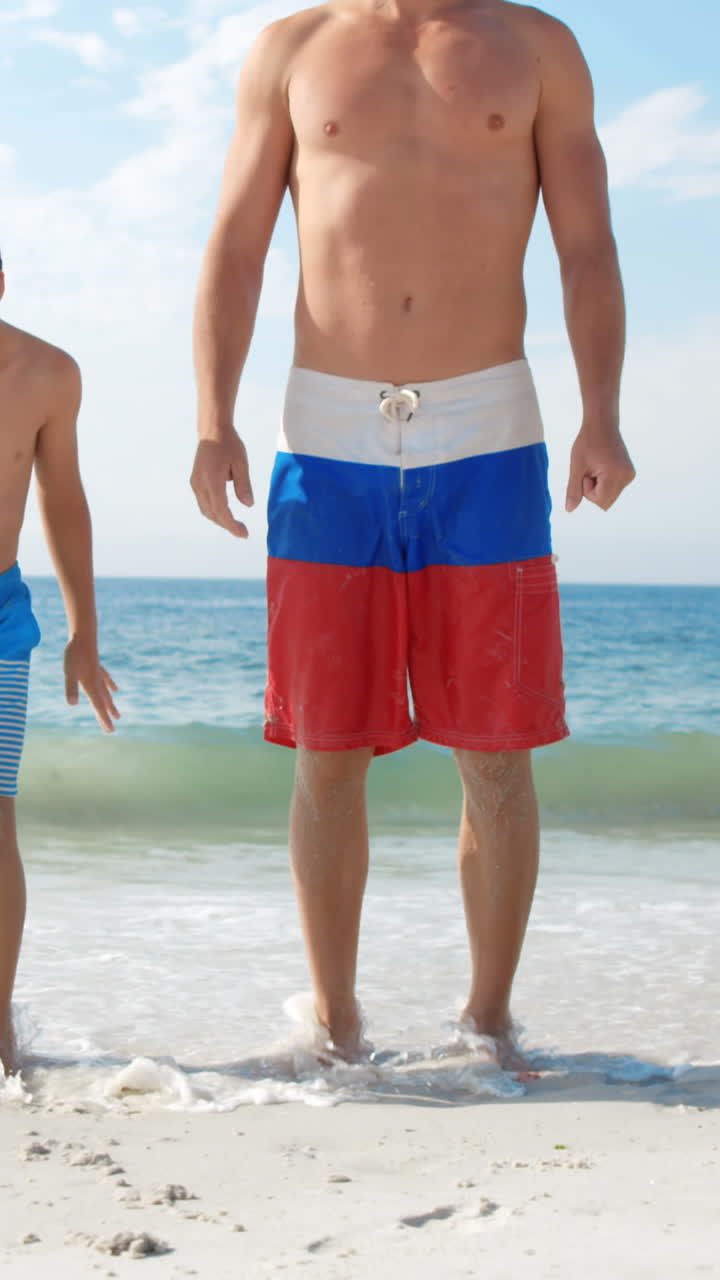 padre e figlio che mettono i piedi in acqua