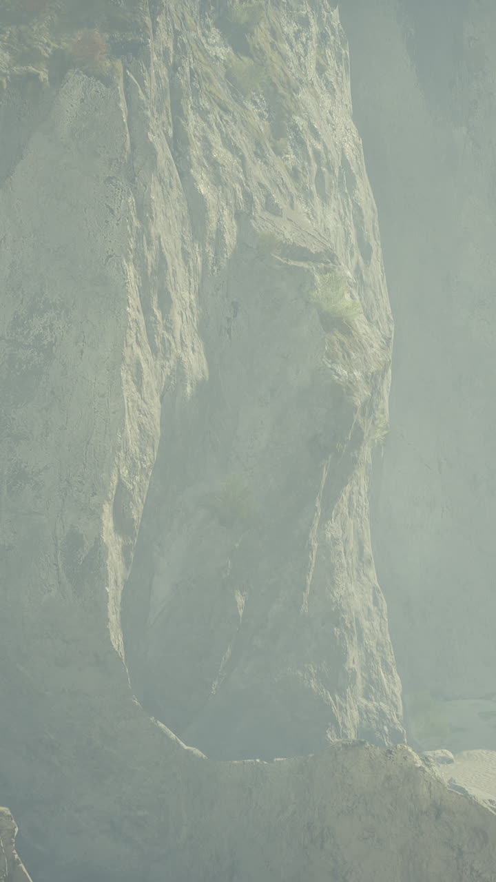 un gran acantilado con niebla
