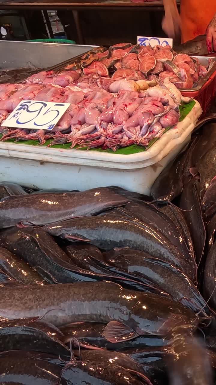 Ouvrier arrangeant le poisson sur un marché animé