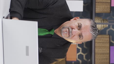 video vertical del retrato de un hombre de negocios alegre.