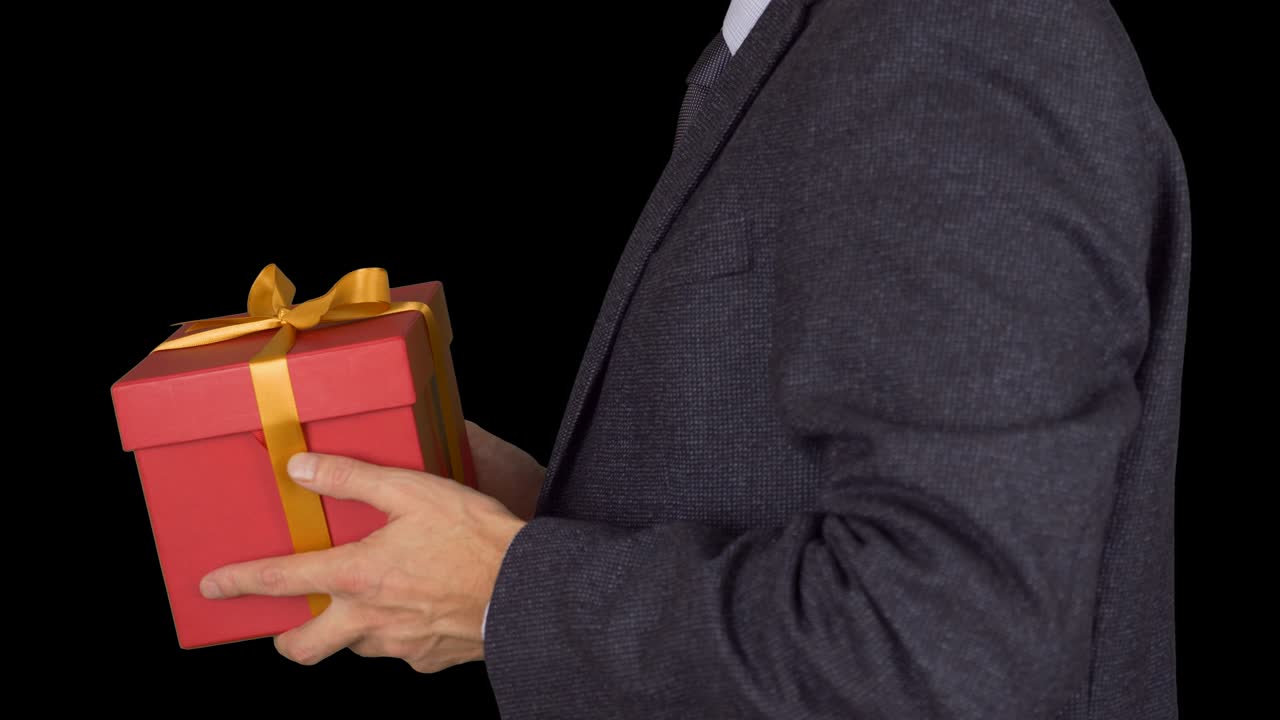 슈트를 입은 사업가에게 선물이 주어집니다. 그 사람은 휴가를 위해 빨간 선물 상자를 받았습니다. 사업가는 빨간 선물을 받았습니다. 사업가에게 상이 주어졌습니다. 알파 채널 크로마 키.