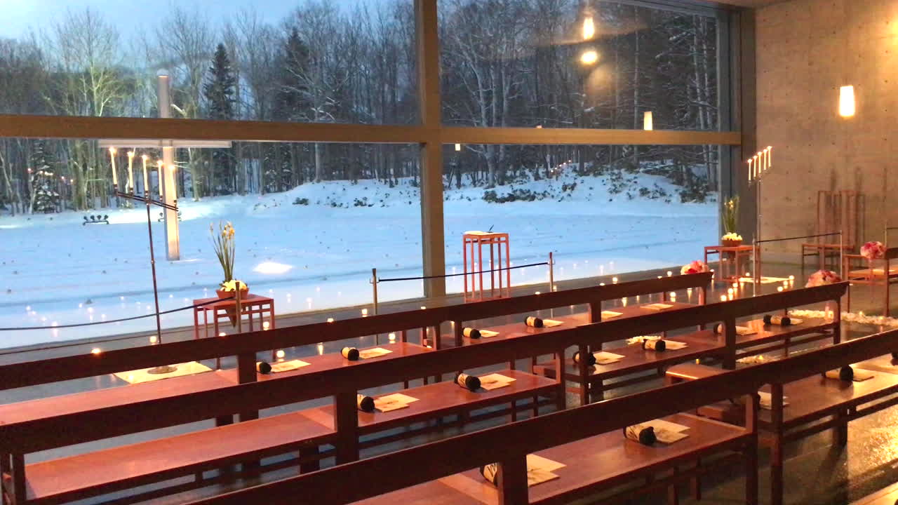 교회의 아름다운 의자