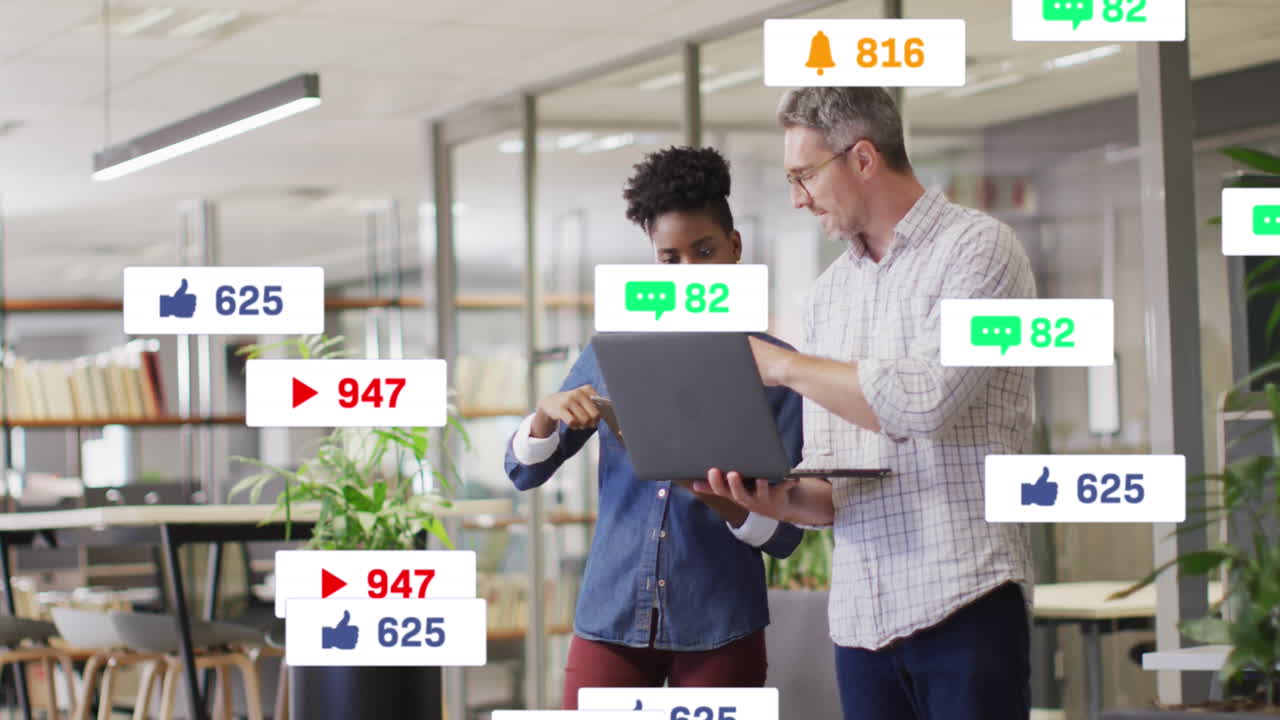 animación de múltiples barras de notificación sobre diversos compañeros de trabajo discutiendo informes en la computadora portátil