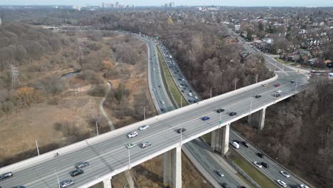 esta toma de drone de 4k muestra el tráfico en la hora pico en la autopista don valley que pasa por debajo del puente leaside en toronto, canadá.