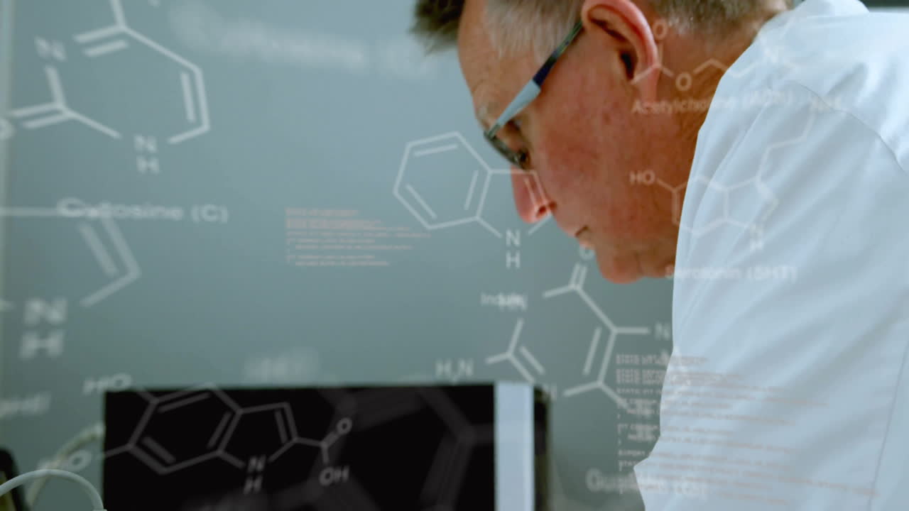 animación de procesamiento de datos y fórmula química sobre científico caucásico masculino usando computadora