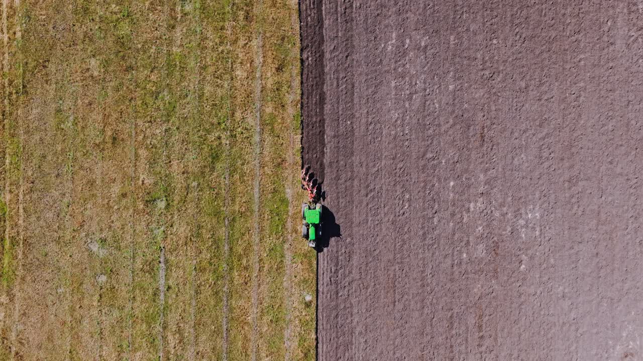 Filmato aereo, trattore con aratro che mostra la transizione verso un'agricoltura sostenibile