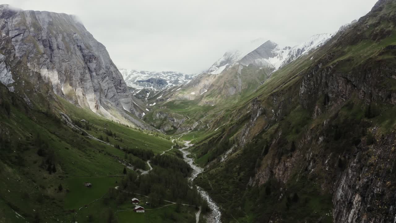 valle alpino con picos cubiertos de nieve