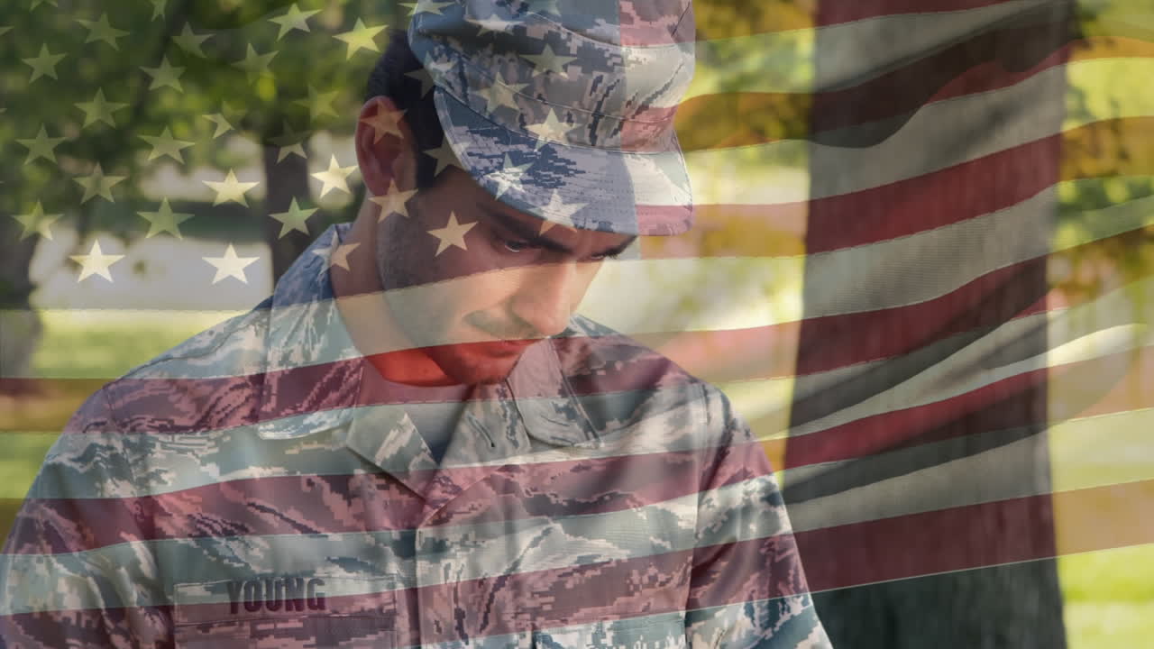 soldado estadounidense escribiendo en una tableta