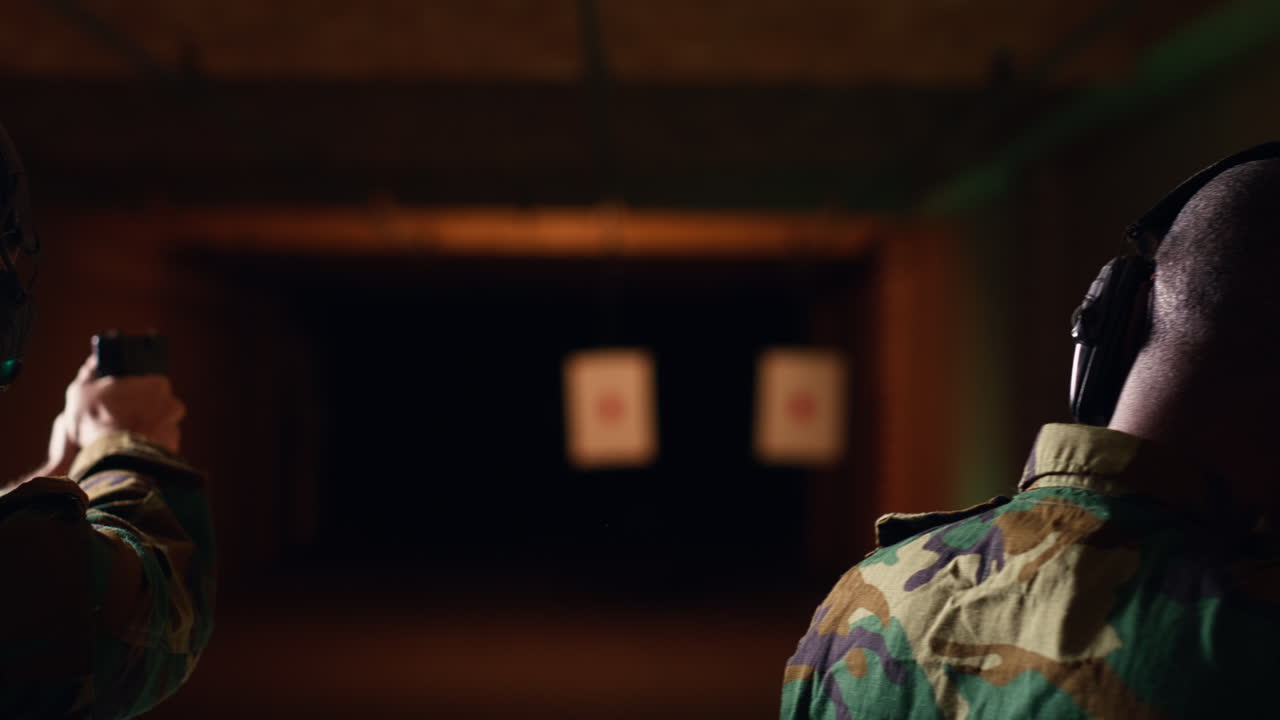 equipo de soldados del ejército practicando con armas de fuego en el campo de tiro