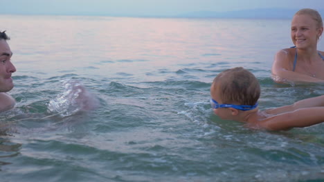 Glückliche-Familie,-Die-Im-Urlaub-Spaß-Im-Wasser-Hat