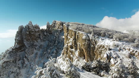 schneebedeckte berggipfel mit wäldern und wolken