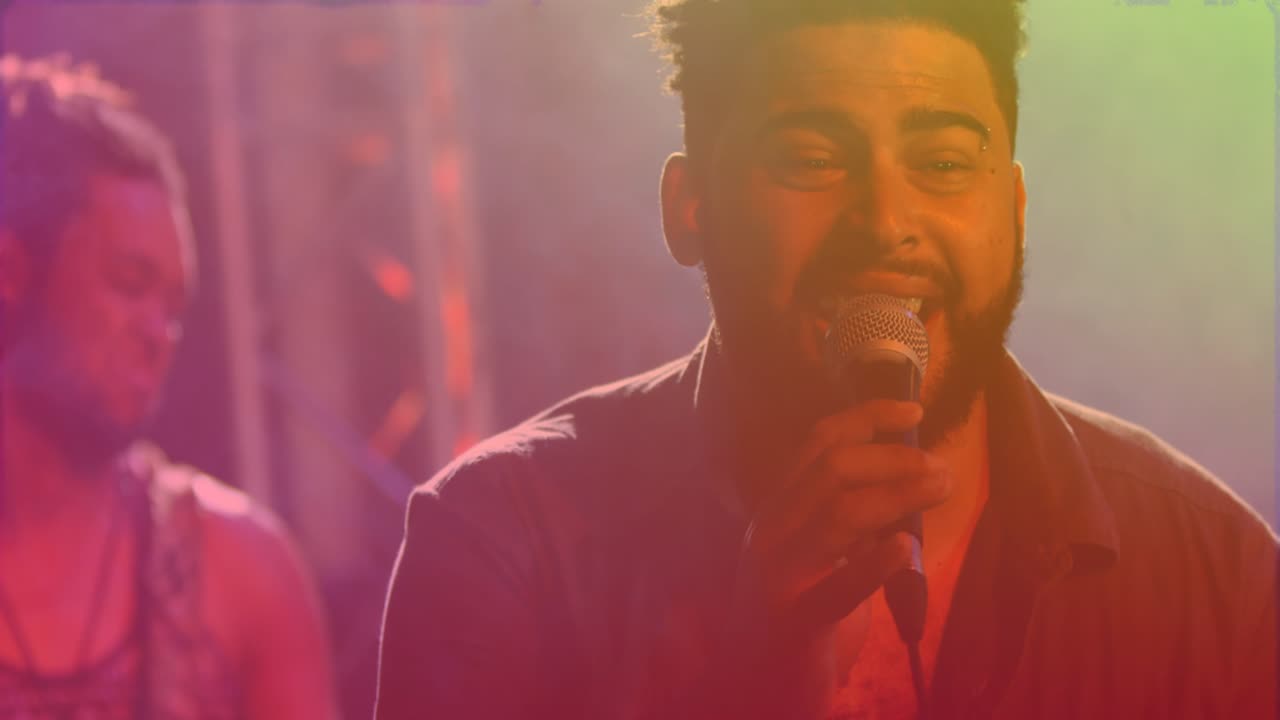 Animazione di vortici di luce colorati e vernice spray su cantante e musicista uomo multietnico che si esibisce