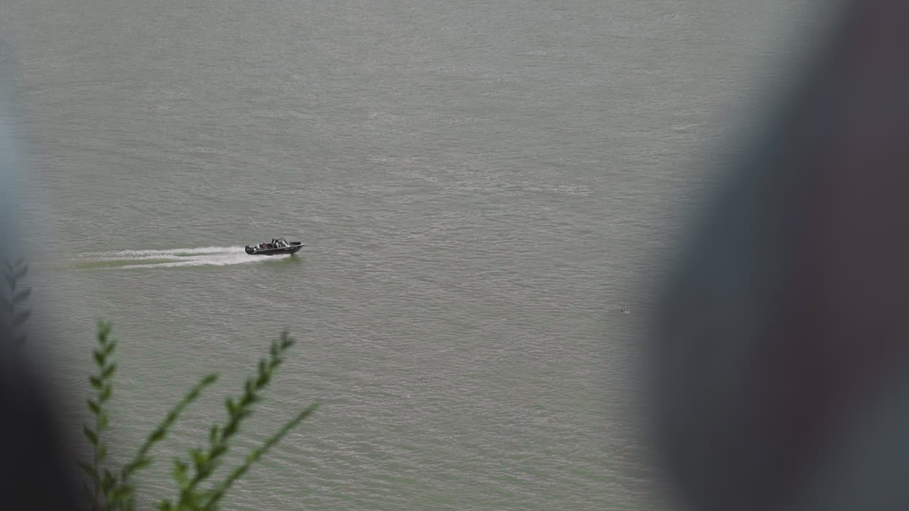 현대 의 빠른 모터 보트 는 여름 에 조용 한 강 물 을 항해 한다