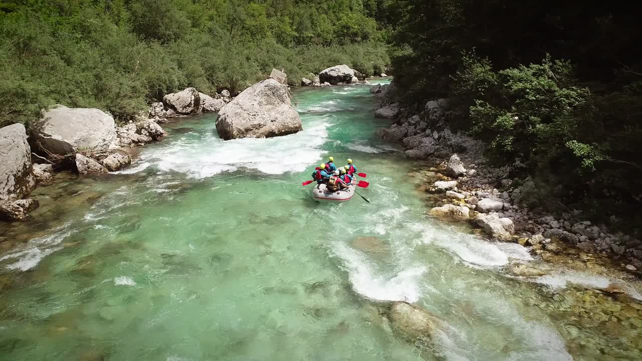 vista aérea de un grupo en un barco de rafting pasando por las rocas en el río soca.