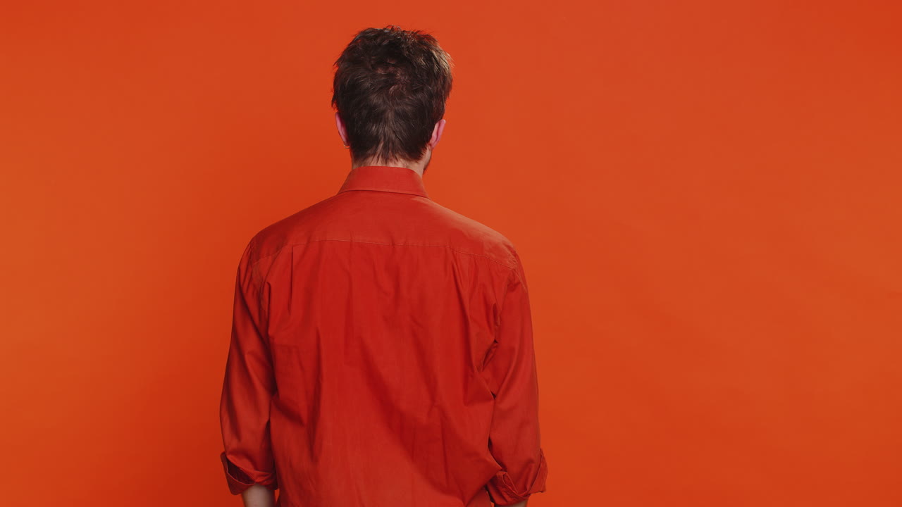 다양한 행복하고 미소 짓는 사람들의 콜라지는 긍정적인 좋은 긍정적인 피드백을 표시하는 것처럼 엄지손가락을 보여줍니다.