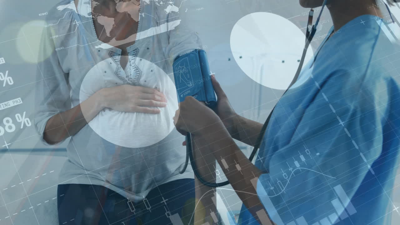 병원에서 다양한 여성 의사와 환자에 대한 데이터 처리의 애니메이션