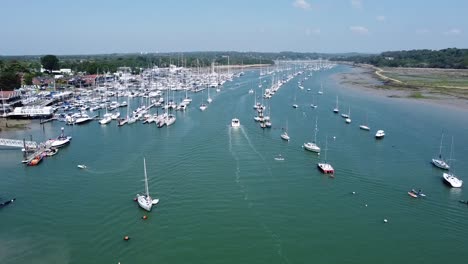 Hoch-Oben-Drohnenaufnahme-Von-Booten,-Die-An-Einem-Sonnigen-Tag-Im-Süden-Englands-In-Den-Jachthafen-Ein--Und-Ausfahren