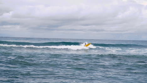 Mann-Surft-Auf-Kleiner-Welle-Und-Versucht-Auszugleichen,-Fällt-Aber-In-Ruhiges-Blaues-Meer,-Philippinen