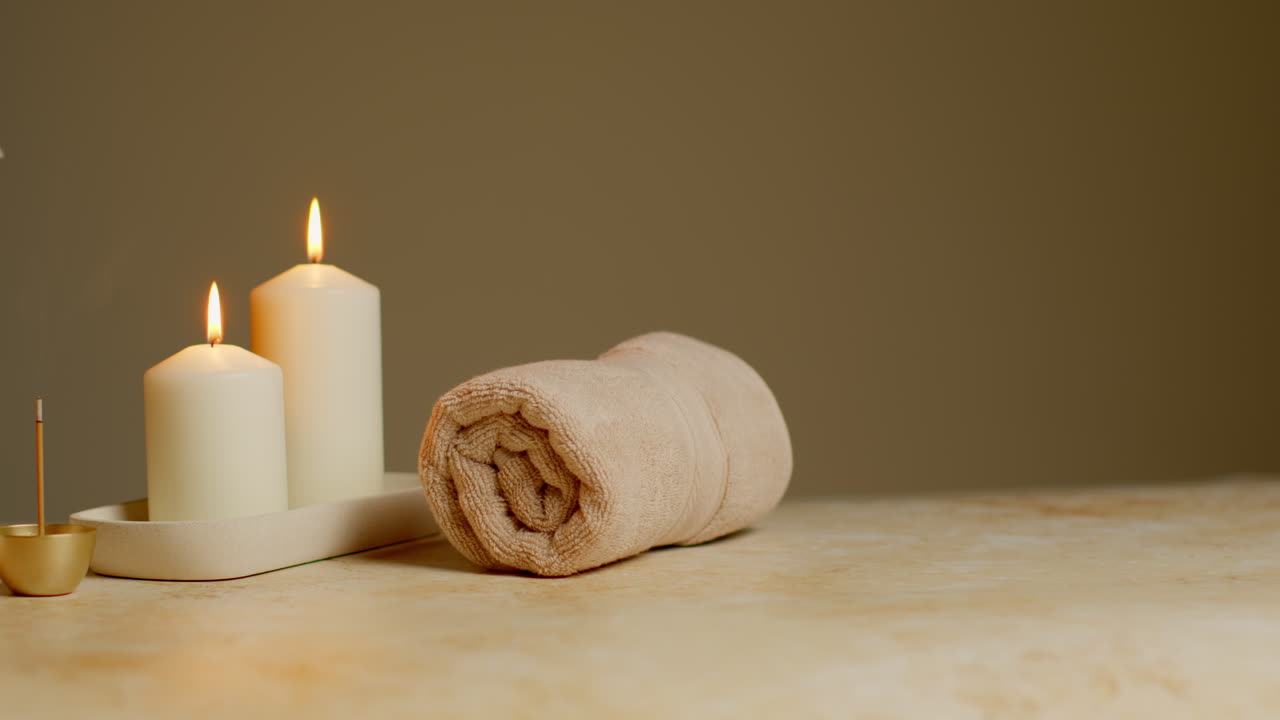 натюрмортные свечи с сушеными травами, ладонь и мягкие полотенца в качестве части расслабляющего декора spa дня 4