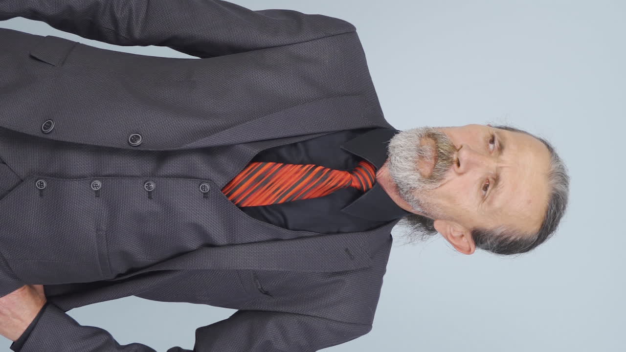 video vertical de un viejo hombre de negocios cerrando el archivo en cólera.