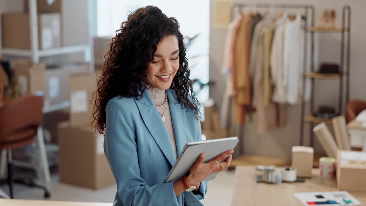 mujer feliz, diseñadora de moda