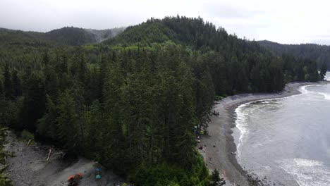 Drone-Acercándose-A-La-Vasta-Selva-Tropical-Templada-Que-Cubre-La-Costa-Oeste-Salvaje-E-Intacta-De-La-Isla-De-Vancouver