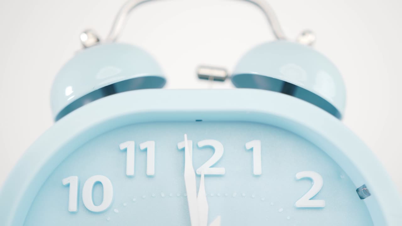 하 배경에 분리 된 파란 알람 시계, 시간은 12 시에 걸어 시작합니다.