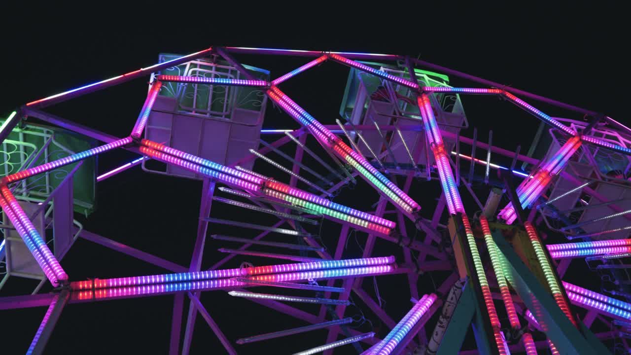 야간 둥근 회전 st 놀이 공원과 함께 다채로운 밤의 페리스