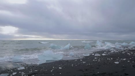 tiro estático en cámara lenta de una playa cubierta de iceberg