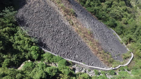 Rodea-La-Carretera-De-Montaña-Para-Tomar-Fotos-De-Los-Hombres-Que-Caminan