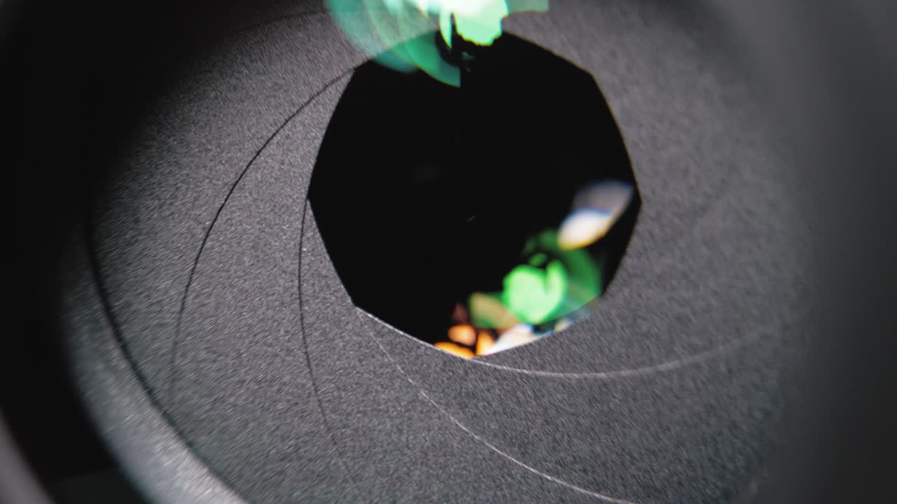 카메라 렌즈 어리 클로즈업: 촬영 중에 어리가 열리고 닫히는 모습