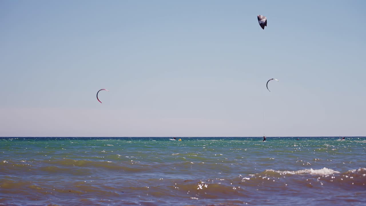 varios kitesurfistas en el mar-1