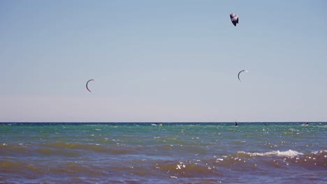 Mehrere-Kitesurfer-Auf-Dem-Meer-1