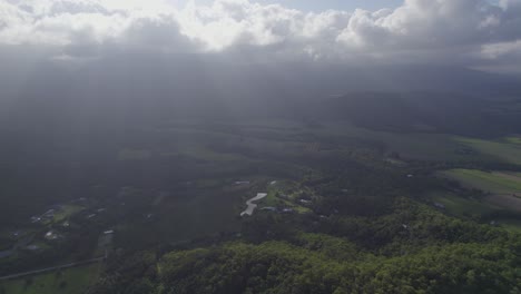 Luz-Del-Sol-Del-Amanecer-Sobre-El-Paisaje-Tropical-De-Port-Douglas-En-El-Extremo-Norte-De-Queensland,-Australia