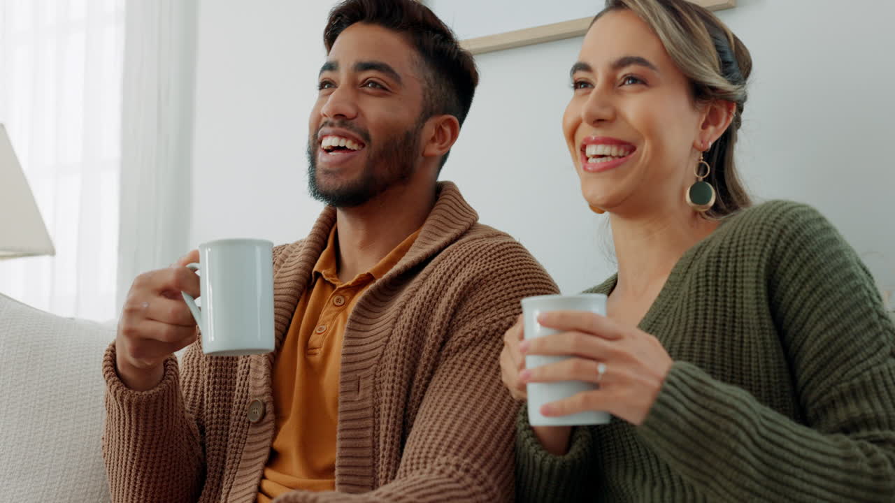 영화, 커피, tv를 보는 커플