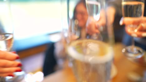 ¡un brindis de celebración!
