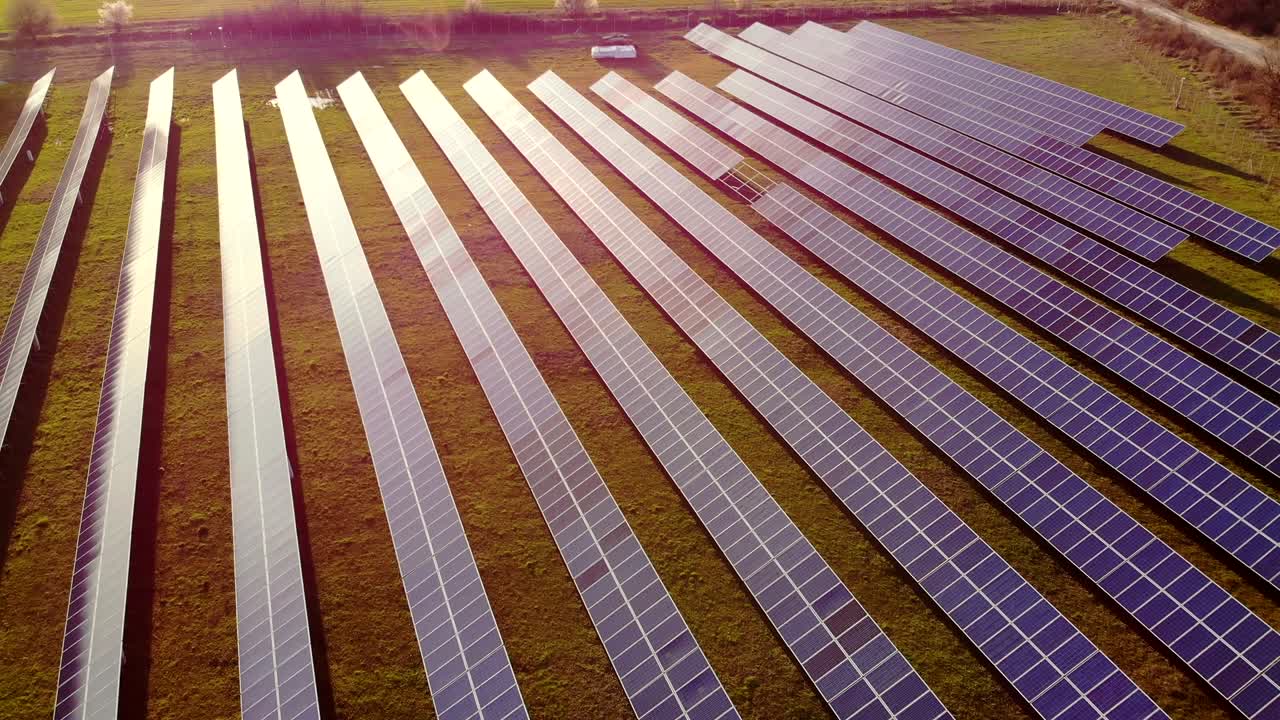 воздушный вид промышленные фотоэлектрические солнечные установки панели окружающая среда, производящая возобновляемую зеленую энергию